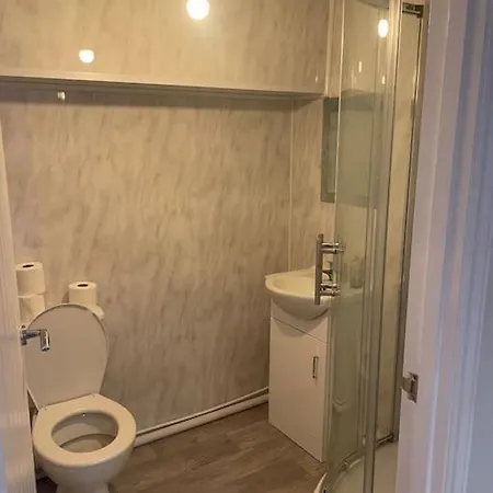 2 Bedroom Apartment, 2 Wash * בריסטול